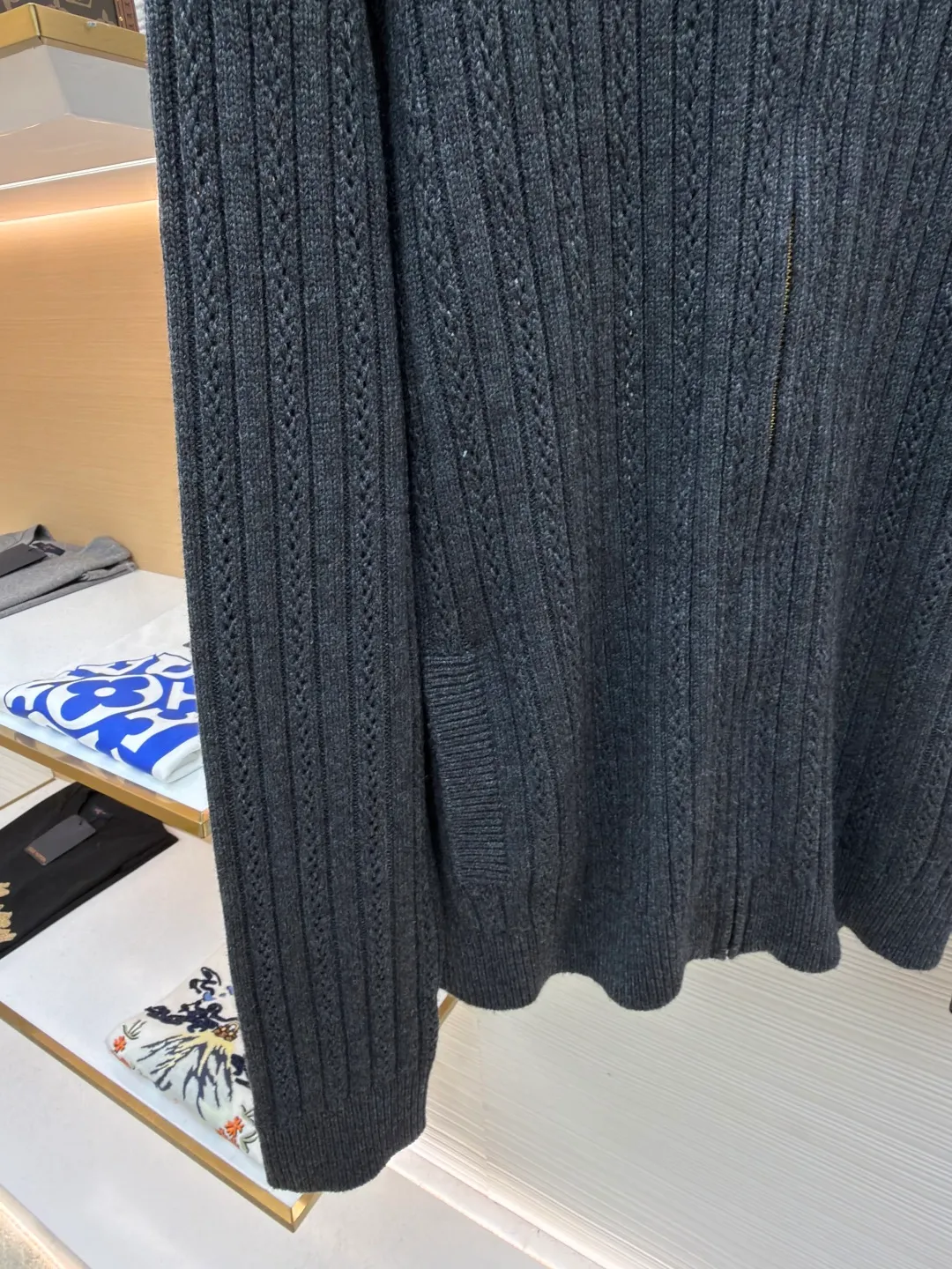 LOUIS VUITTON Cashmere Wool Zipper Tunic Jacket ●Original version: Purchased and developed by 46989 ●Item number: 1682189-C00 ●Fabric: wool blended fabric ●Technology: knitted ●Color: gray ●Version: fitted version ●Weight: about 855 grams ●Size: S-M-L-XL ●Description: This LOUIS VUITTON FW25 cashmere wool zippered belted jacket. The fabric is made of rare cashmere and merino wool blended. It has been combed to remove impurities. It is knitted with 16-needle fine gauge to create a three-dimensional vertical pit stripe texture. The pit stripes are accurately positioned by a computer jacquard machine, with even spacing and a strong three-dimensional effect. The collar is made of high-quality mink fur, which is trimmed and shaped by hand. The fur is fluffy and smooth. It is decorated with metal buckles and leather patches. The leather patches are vegetable tanned, with a delicate texture and wear resistance. The placket has a custom-made metal zipper with electroplated and polished teeth. The zipper and body are fixed by hand caulking, and the stitching is hidden and firm. The waist girdle structure uses built-in elastic webbing, combined with ergonomic three-dimensional tailoring. The cuffs and hem are designed with ribbed edges and are pre-shrunk at high temperatures to prevent them from loosening. The overall sewing has gone through multiple quality control processes. From fabric weaving to detail assembly, the brand's strict craftsmanship standards are followed, showing the quality of luxury craftsmanship. The overall wiring is straight and delicate, the fabric is comfortable and soft, and the color is consistent without color difference. It can be matched with the same style to create a fashionable look and control various occasions. Customized accessories, complete with three standards, same style for men and women!